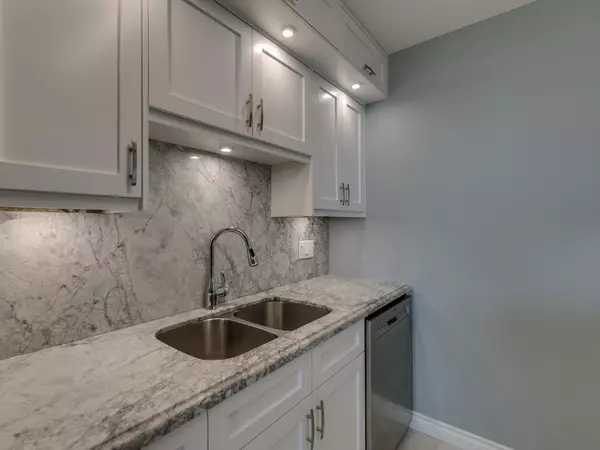 Burnaby, BC V5C 6C7,3920 Hastings ST #902