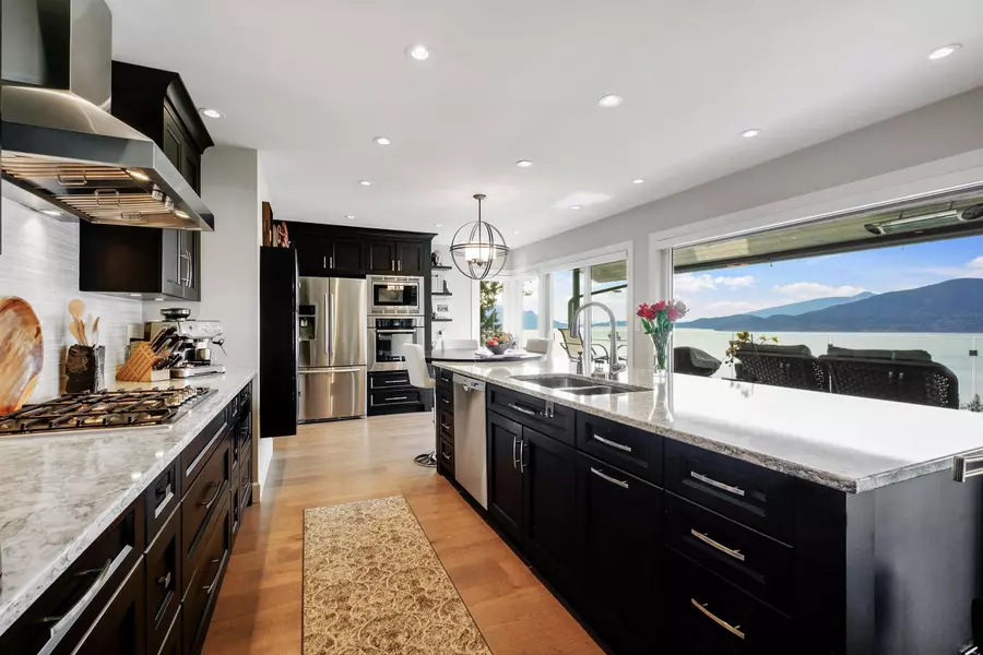 50 Panorama RD, Lions Bay, BC V0N 2E0