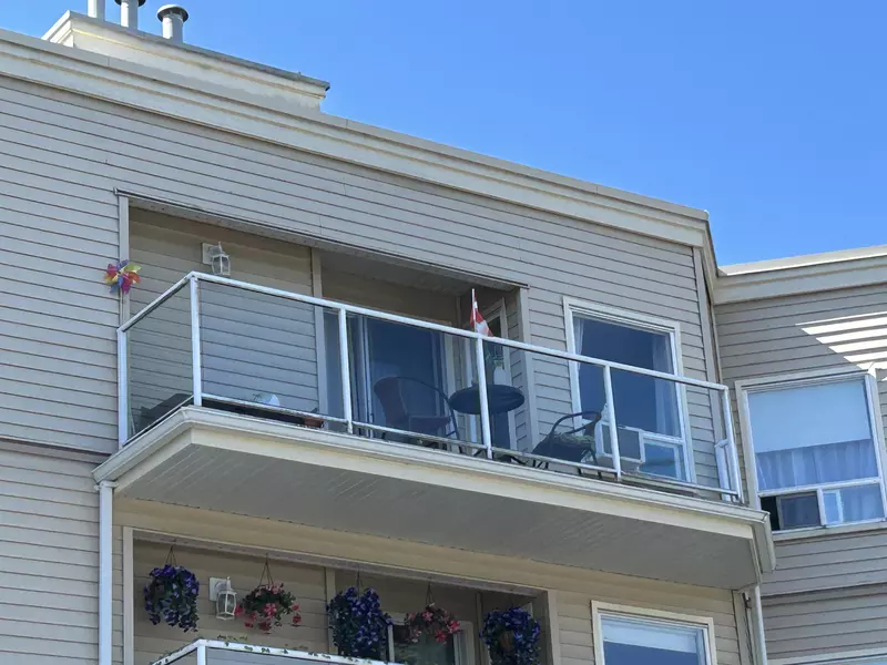 9295 122 ST #305, Surrey, BC V3V 4L4