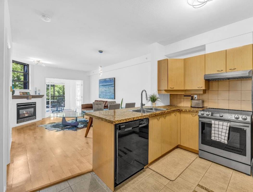 2228 Marstrand AVE #209, Vancouver, BC V6K 4T1