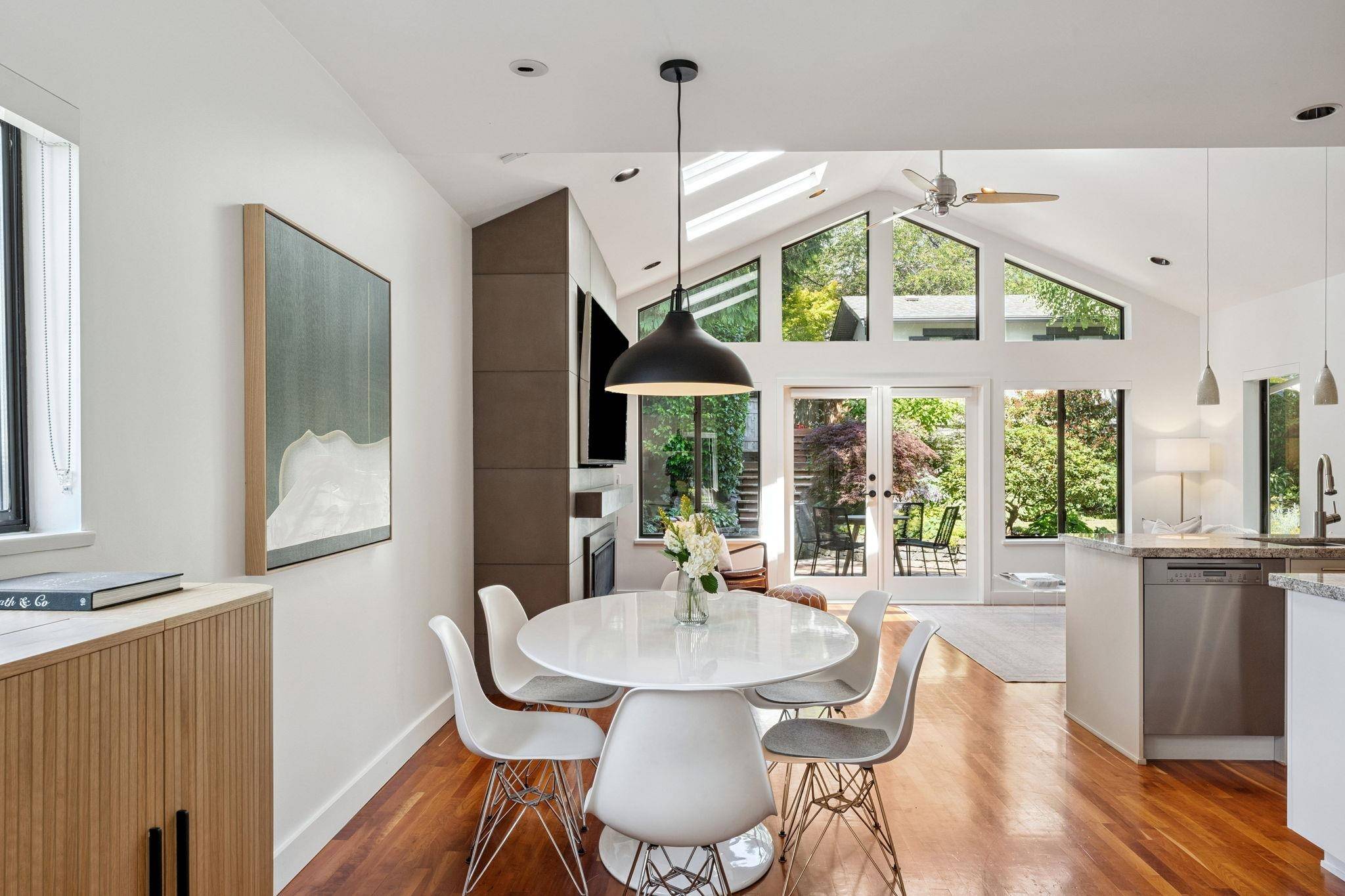 North Vancouver, BC V7N 2L8,186 W Kings RD