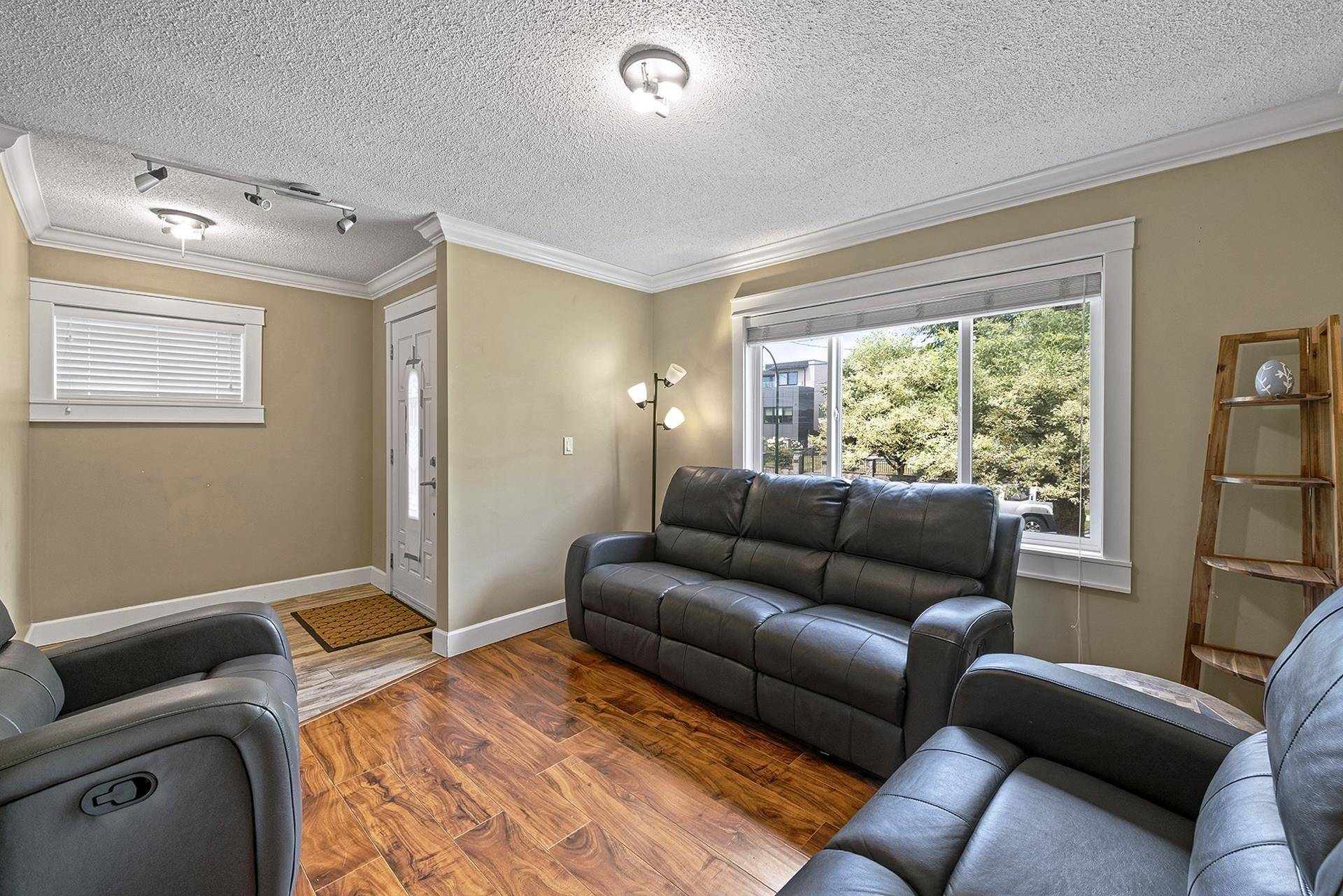 Vancouver, BC V5X 1L7,956 E 54th AVE