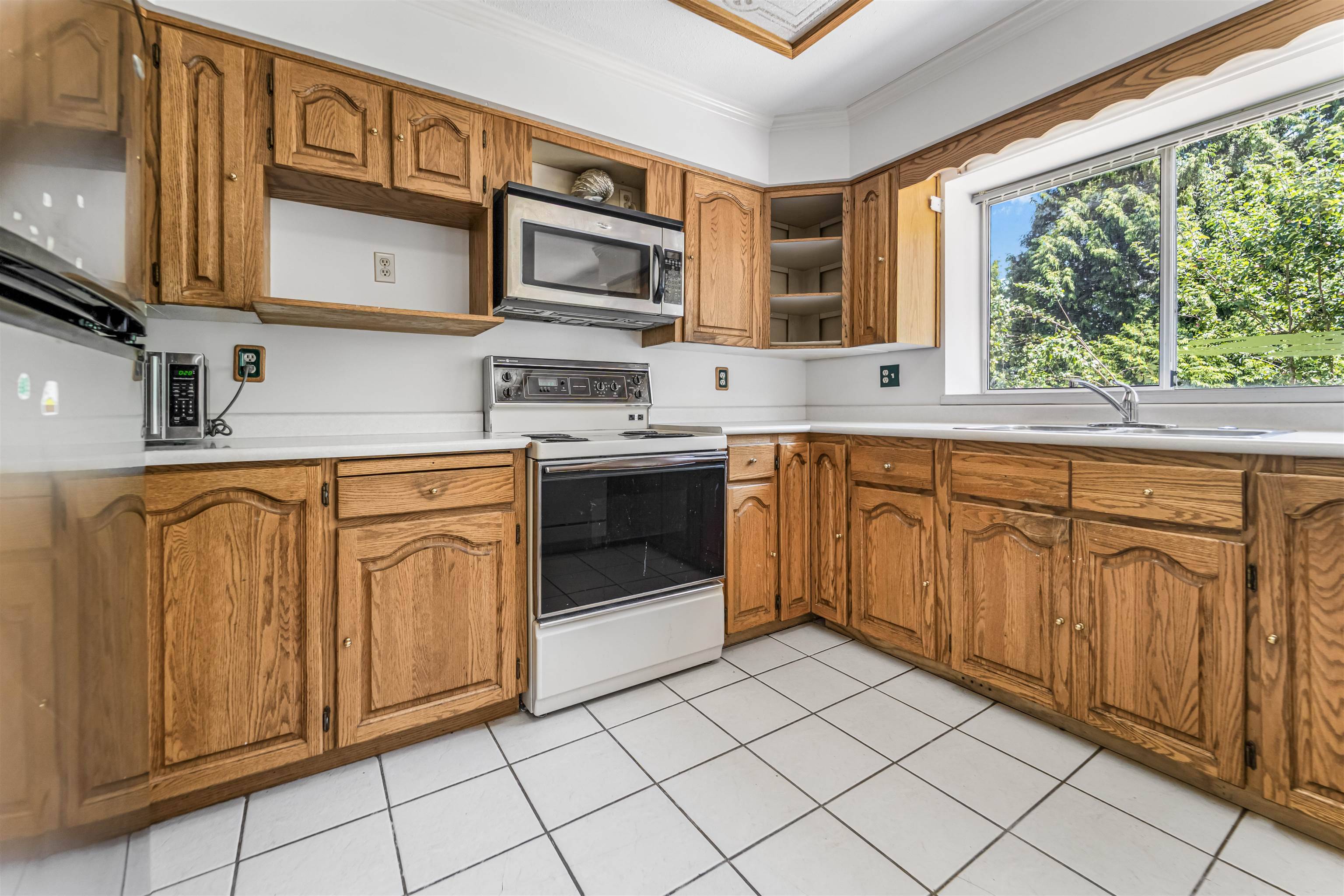 9692 157b ST Surrey, BC V4N 2T3