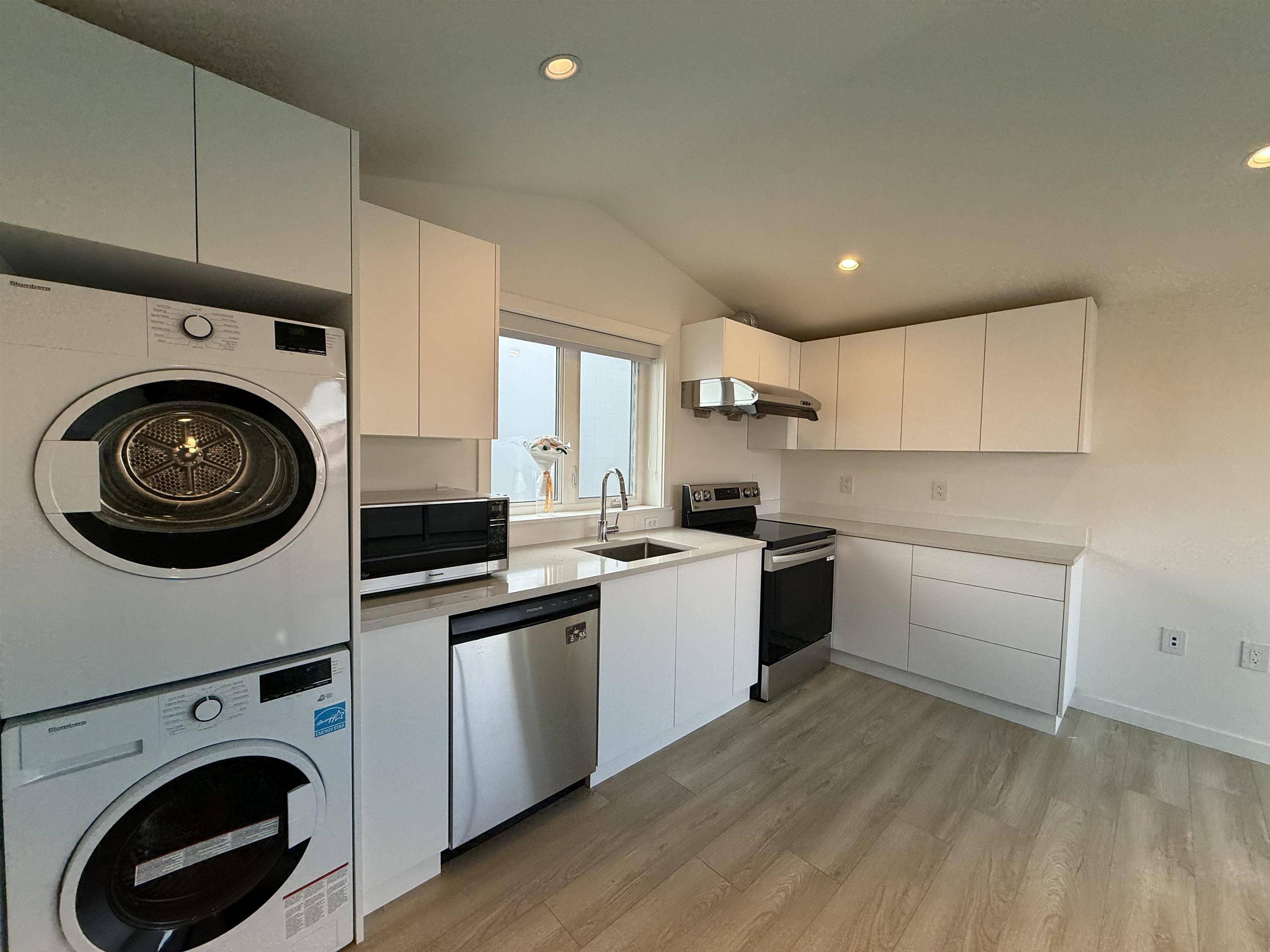 Vancouver, BC V6R 2L4,40XX W 11th AVE #Laneway