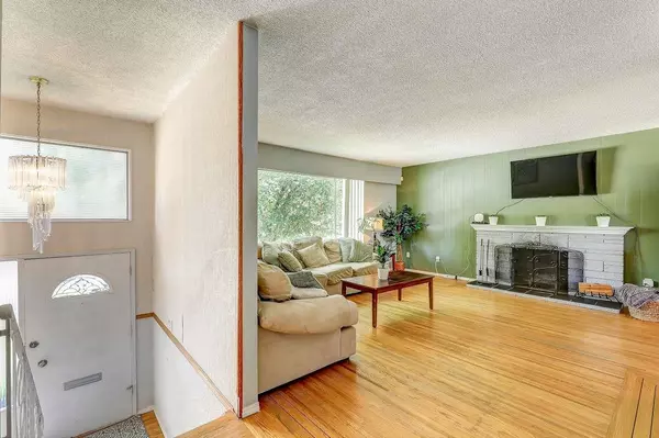 Surrey, BC V3R 5B6,11064 Swan CRES