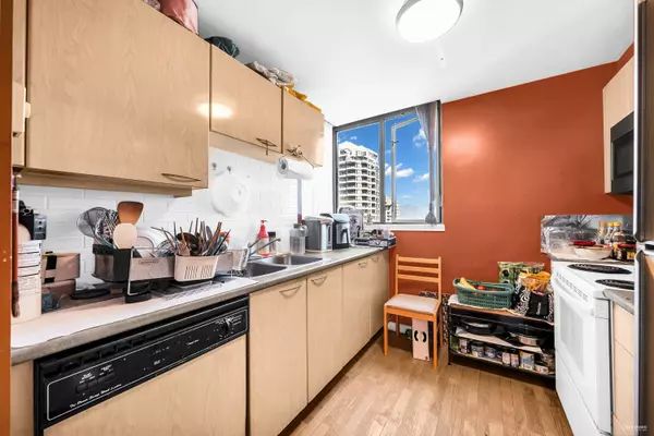 Burnaby, BC V5H 4T4,4888 Hazel ST #1403