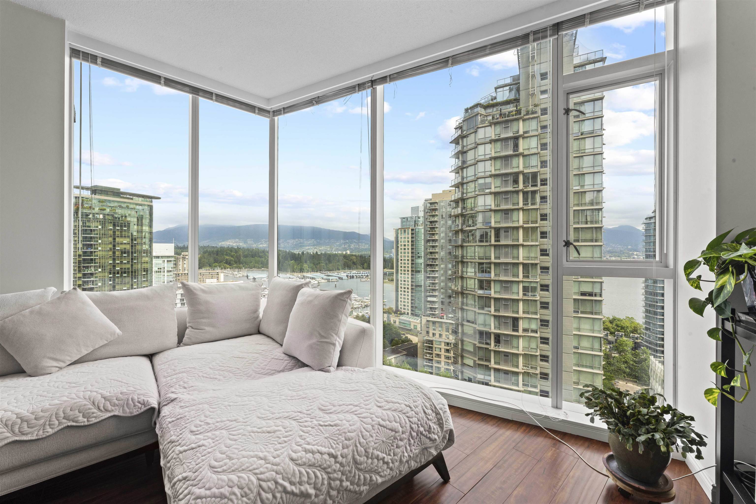 1211 Melville ST #1705, Vancouver, BC V6E 0A7