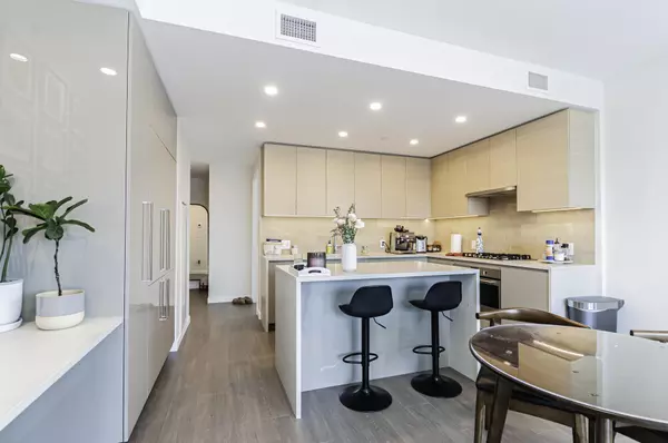 Burnaby, BC V5C 0N7,2186 Gilmore AVE #2008