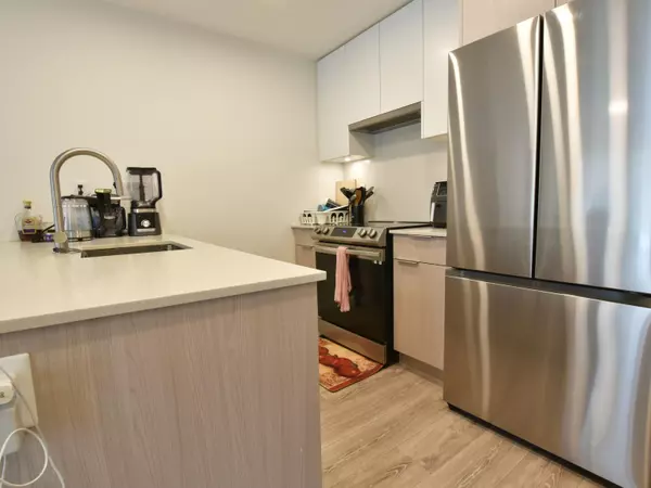 13969 96 AVE #417 Surrey, BC V3T 0T1