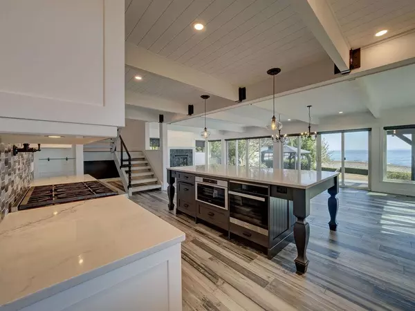 3177 Beach AVE Roberts Creek, BC V0N 2W2