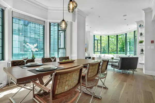 281 Smithe ST, Vancouver, BC V6B 5W4