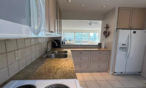 White Rock, BC V4B 1C1,14831 Marine DR