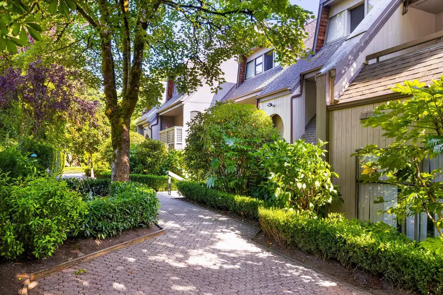 3182 Mountain HWY, North Vancouver, BC V7K 2H5