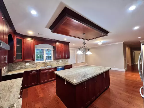Surrey, BC V4A 9Y7,12348 21a AVE
