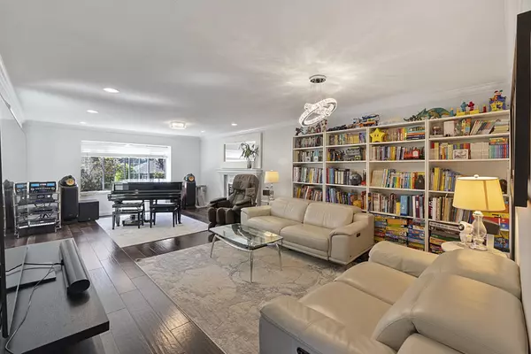 Vancouver, BC V6P 1Z1,1563 W 59th AVE