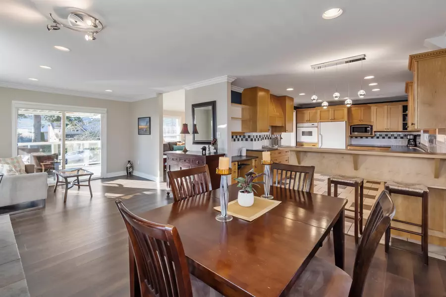 15531 Roper AVE, White Rock, BC V4B 2G4