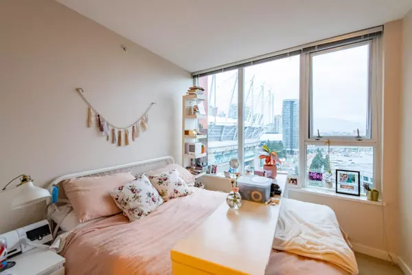 33 Smithe ST #1901 Vancouver, BC V6B 0B5