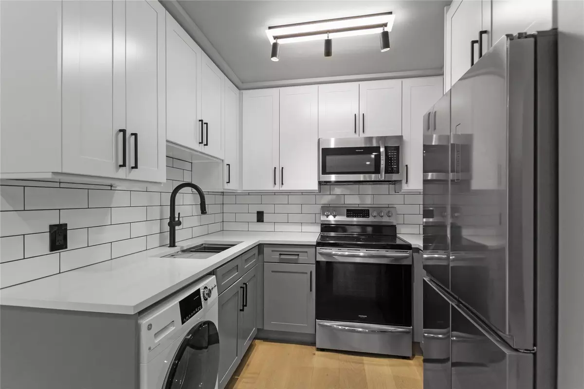 Port Coquitlam, BC V3B 1J3,1948 Coquitlam AVE #201