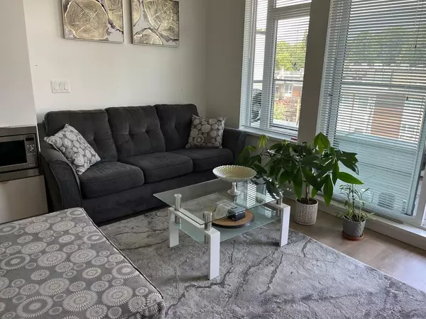 North Vancouver, BC V7M 0G2,725 Marine DR #501