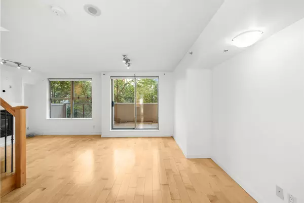 Vancouver, BC V6B 6R6,989 Richards ST #TH8