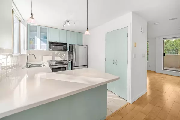 Vancouver, BC V6B 6R6,989 Richards ST #TH8