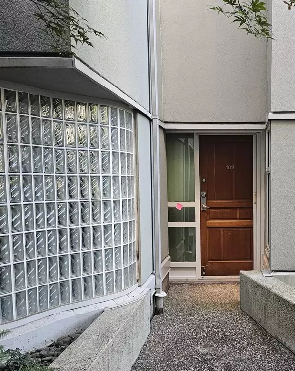 Vancouver, BC V5P 4X5,1990 SE Kent AVE #102