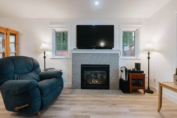 Sechelt, BC V7Z 0N5,5744 Emily WAY