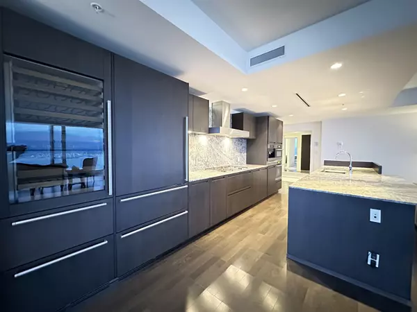 1011 W Cordova ST #3301 Vancouver, BC V6C 0B2