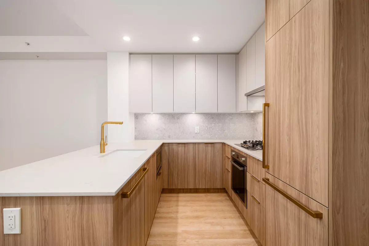 North Vancouver, BC V7J 0E8,2325 Emery CT #202