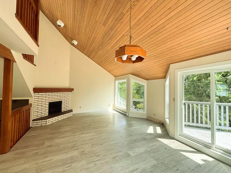 5753 Wharf AVE #9, Sechelt, BC V7Z 0H5