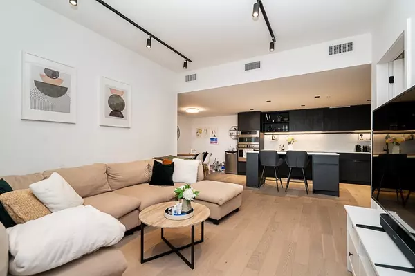 Vancouver, BC V5N 5R3,3932 Dumfries ST
