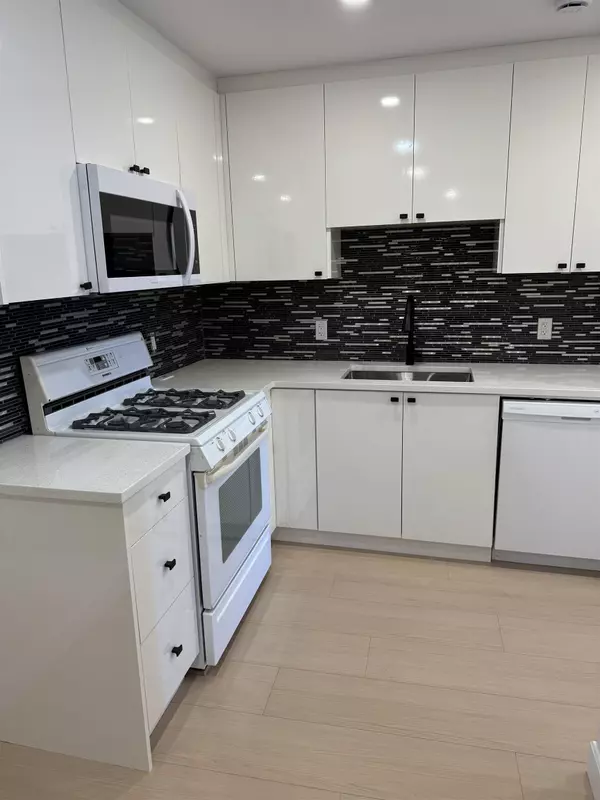 West Vancouver, BC V7V 2V5,1880 Palmerston AVE #3
