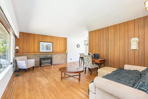 North Vancouver, BC V7R 2J9,951 Canyon BLVD
