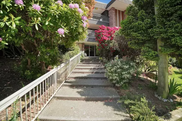 White Rock, BC V4B 3W5,1330 Martin ST #105