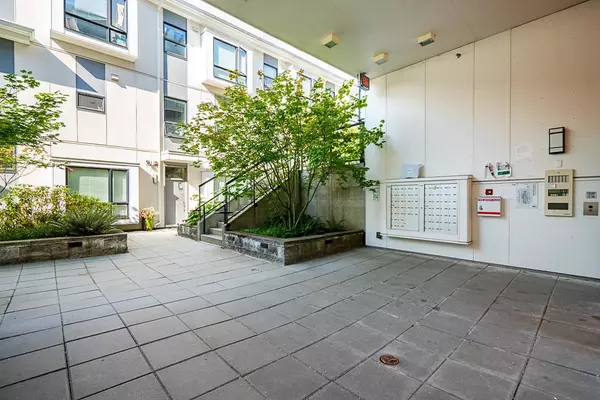 Burnaby, BC V5A 0B6,9350 University High ST #306
