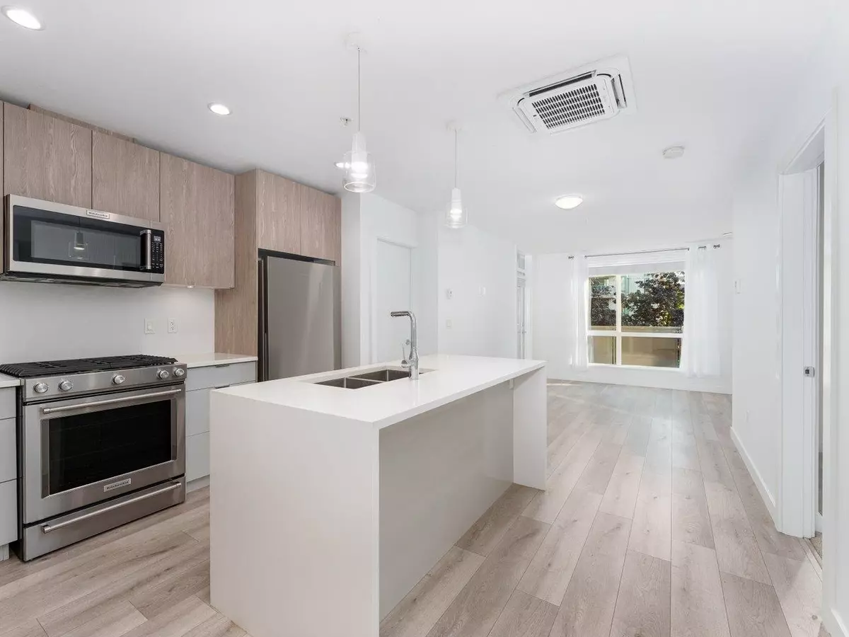 North Vancouver, BC V7L 1Y7,128 E 8th ST #202