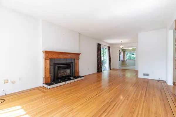 Coquitlam, BC V3J 5J8,810 Longlac ST