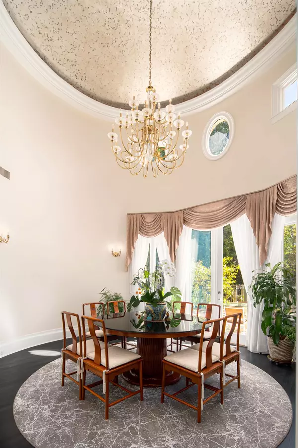 3988 Angus DR Vancouver, BC V6J 4H7