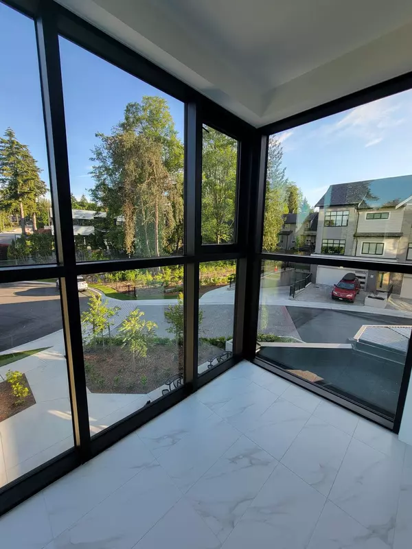 6285 King George BLVD #207, Surrey, BC V3X 0L3
