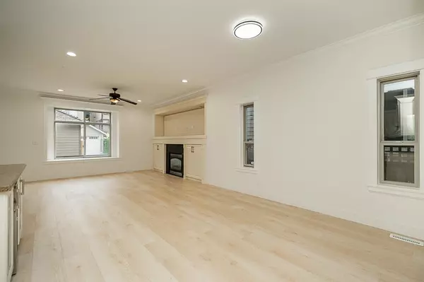Surrey, BC V4P 0E3,14636 36a AVE
