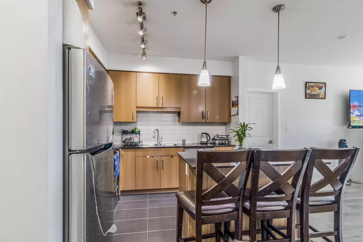 Maple Ridge, BC V2X 8Z8,22290 North Ave AVE #306