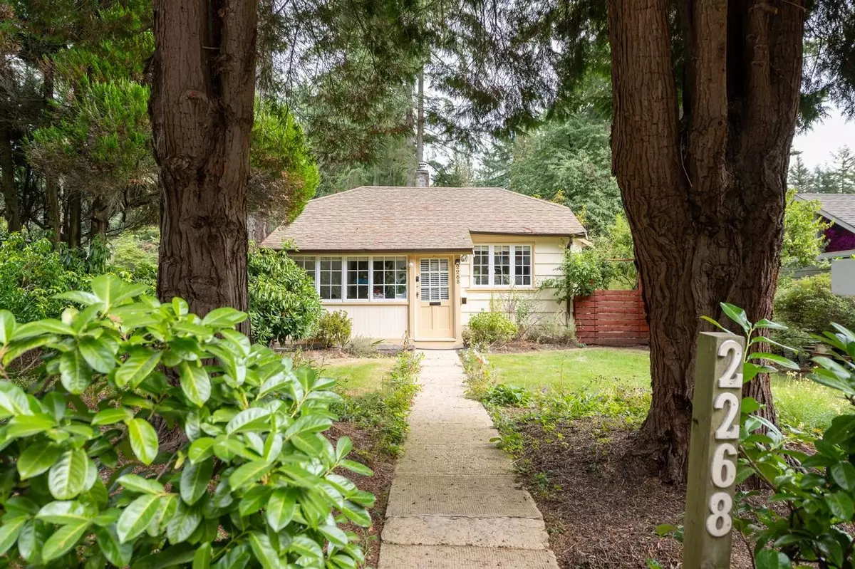 North Vancouver, BC V7P 2K9,2268 Edgemont BLVD