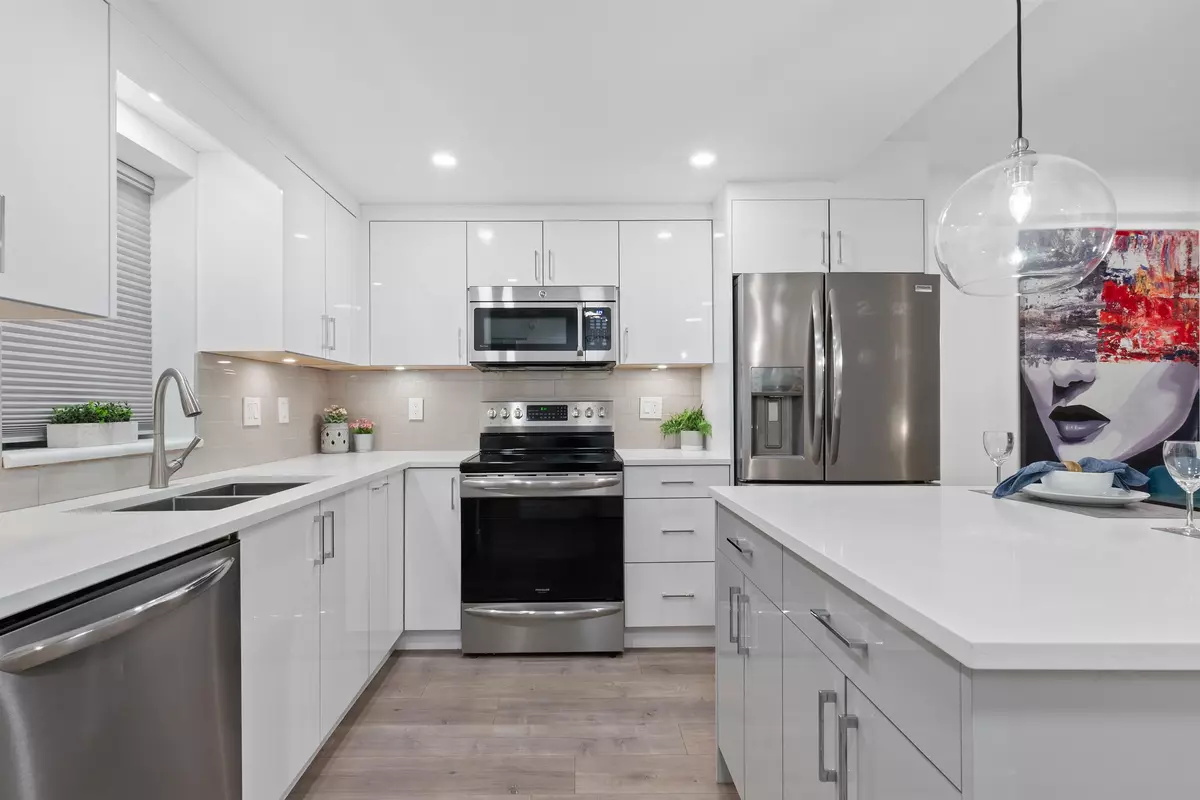 Vancouver, BC V6B 6B8,555 Abbott  Street ST #312