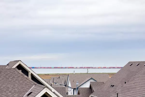 Tsawwassen, BC V4M 0G5,1892 Starling DR #412