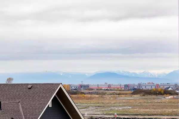 Tsawwassen, BC V4M 0G5,1892 Starling DR #412