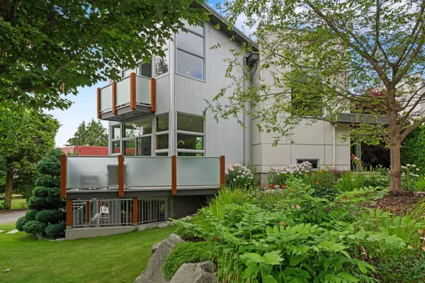 2005 Larson RD, North Vancouver, BC V7M 3A1