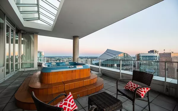 1077 W Cordova ST #PH4201 Vancouver, BC V6C 2C6