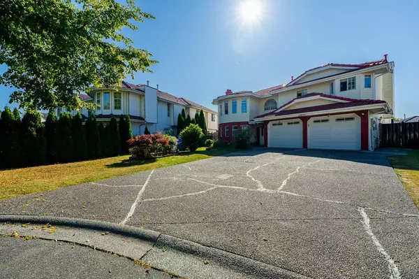 8879 141b ST, Surrey, BC V3V 7W5