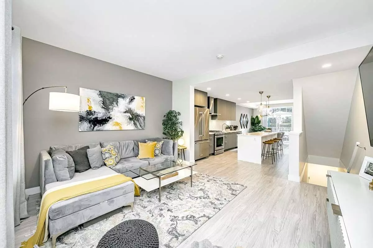 Port Moody, BC V3H 0J5,2126 St Johns ST