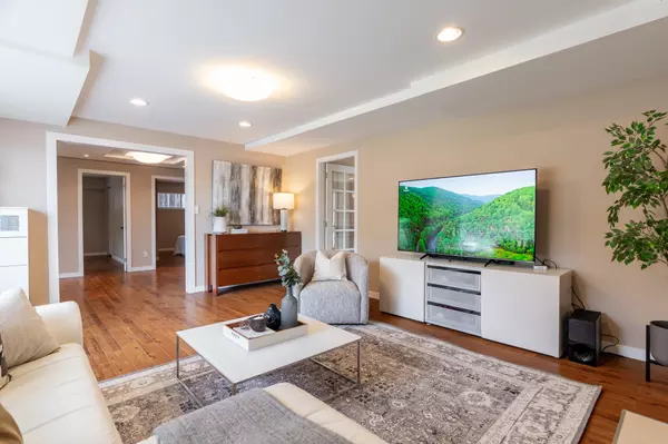 Burnaby, BC V5B 2A2,5720 Curtis ST